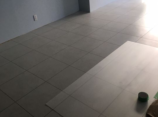 新規フロアタイル張り工事